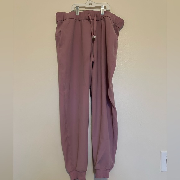 - Lululemon On The Fly Jogger
Misty Merlot - Picture 6 of 10